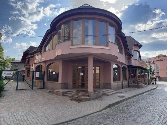 Полуособняк для родини в центрі Мукачево світло цілодобово. Мукачево