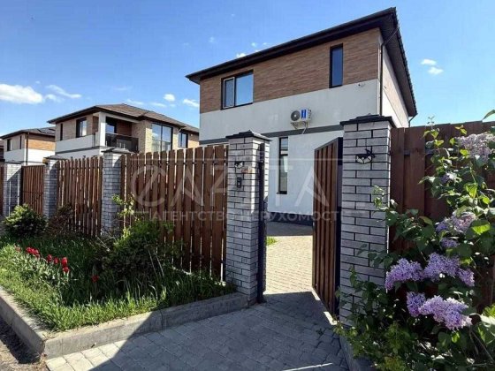 Оренда будинку в Києві. Будинок має 3 спальні, 2 санвузли та велику кухню-гостинну. Гарний ремонт, в Київ