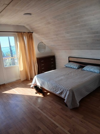 Аренда: 3-й этаж трехэтажного дома, 30 м. от моря - фото 1