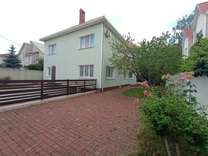 Сдам большой дом 3 к+ кухня студия+ 2 к + кухня студия,на 2 семьи можно! Гараж большой, бомбоубежище - фото 1