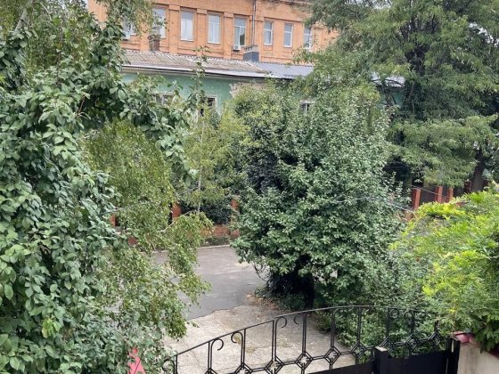 Сдам дом  4 к 150 с подвалом, генератор,в центре  города ,животных можно, кондиционеры! Одесса