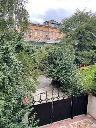 Сдам дом  4 к 150 с подвалом, генератор,в центре  города ,животных можно, кондиционеры! - фото 1