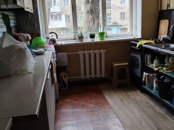 Срочно ! Продаётся комната в  комунальной квартире .Космонавтов . 10квартал.. Санжейка