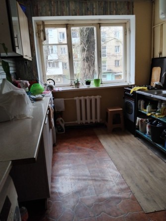 Срочно ! Продаётся комната в  комунальной квартире .Космонавтов . 10квартал.. - фото 1