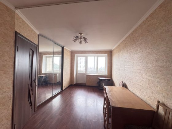 Продається велика кімната метро Шулявка 3хв пішки Київ