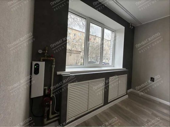 Продається простора кімната