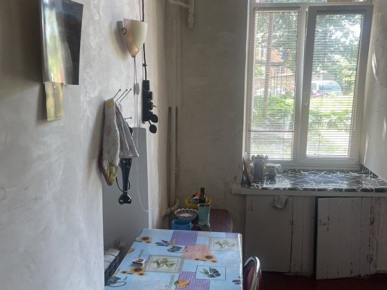 Продам 1 комнату в квартире, сталинка возле  м. Зашитников Украины, конный рынок.