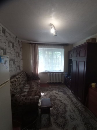 Продам гостинку в хорошем состоянии. В хорошем месте.1 этаж пятиэтажки.Порядочные соседи. - фото 1