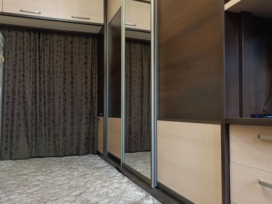 Продам гостинку 18 и³ на Баварії з  ремонтом