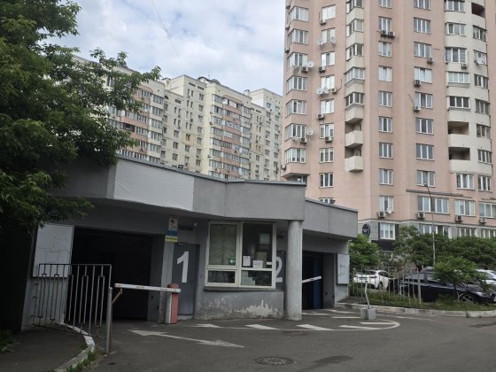 Здам паркомісто в оренду Срібнокільська 1