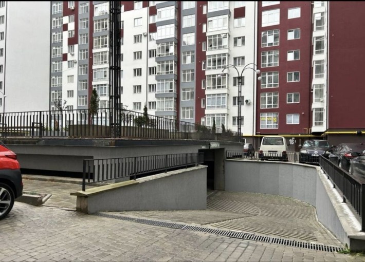 Продаю паркомісце ,вул Височана - фото 1