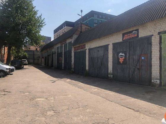 Будинок гаражів площею 688.2 кв.м у м. Луцьк