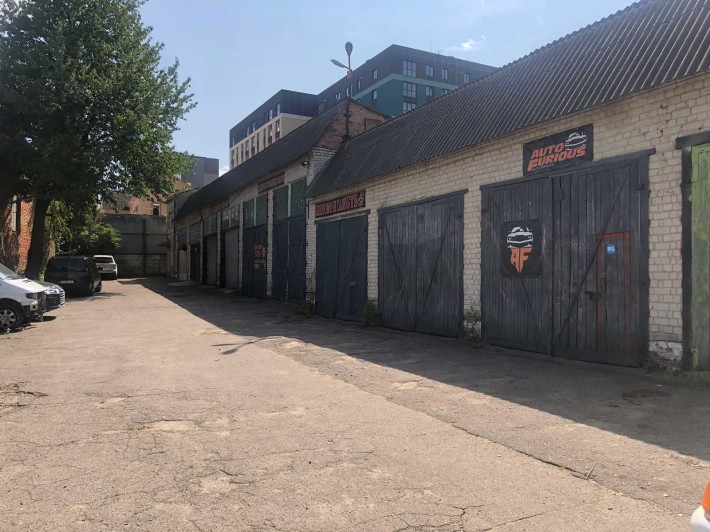 Будинок гаражів площею 688.2 кв.м у м. Луцьк - фото 1