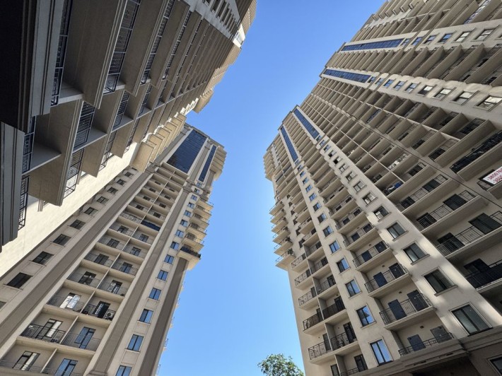 Продам семейное паркоместо. Акрополь 3 . 1 уровень - фото 1