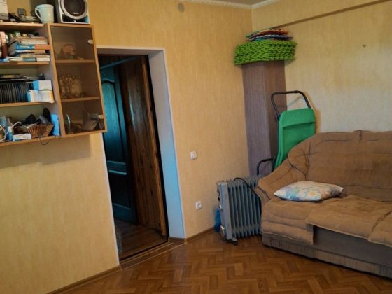 Здам простору кімнату,1-му хлопцеві/чоловікові.Район 6-лінії.Вільна.Облаштована.