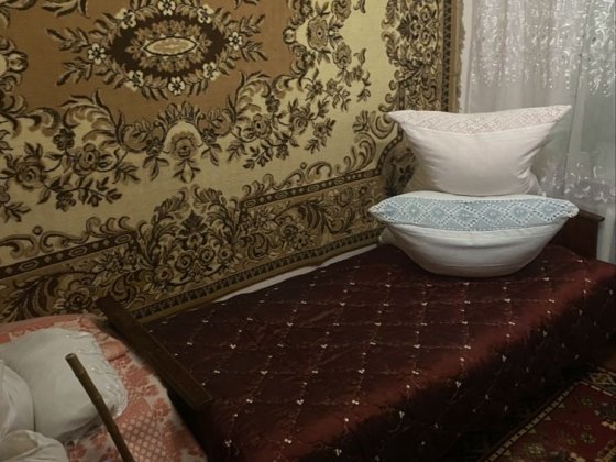 Здається в оренду кімната для дівчини  в 4 кімнатній квартирі Рівне