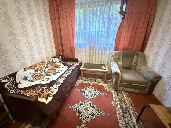 Здається чиста та охайна кімната в районі Старого міста. Винница