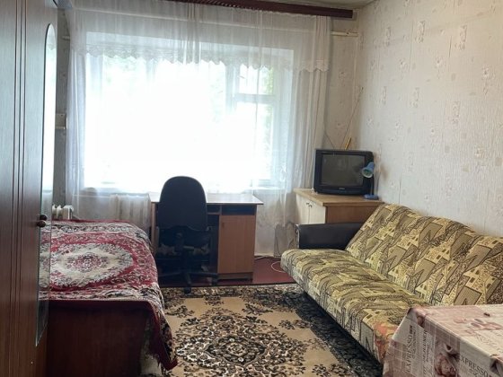 Простора кімната на Київській