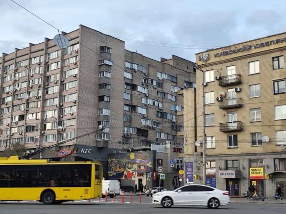 Продаж просторої світлої 4 кімнатної квартири в газифікованому цегляному будинку по вул. Гончара Оле Київ