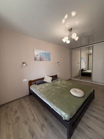 Сдам  1 комнатную  Сахарова Кадор  ремонт мебель техника-12500гр. - фото 1
