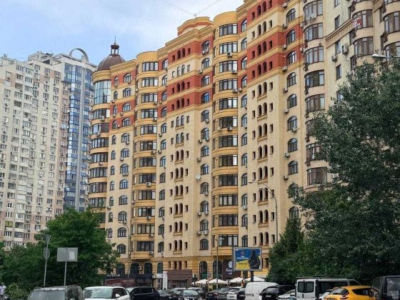 Здається трикімнатна квартира