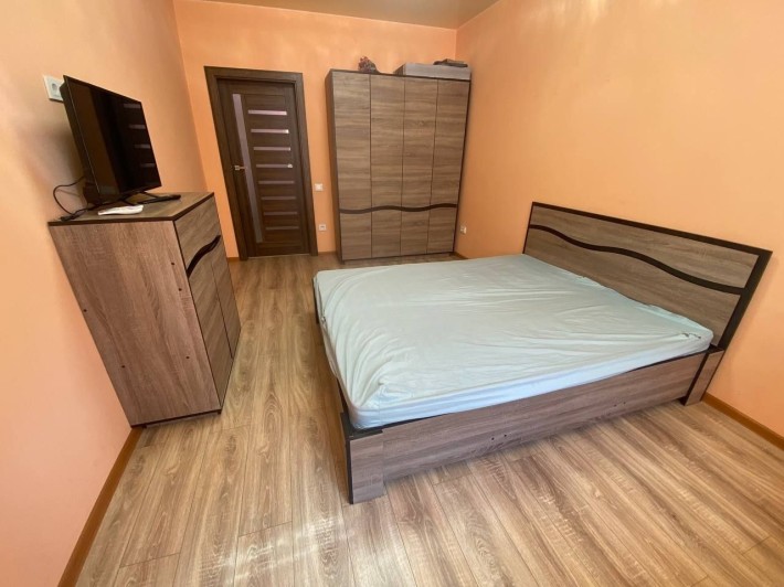 Здається в оренду сучасна 1-кімнатна квартира (кухня-студія + окрема спальня,  вул. Незалежності - фото 1