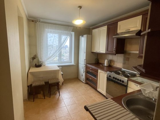 Оренда Братства тарасівців ( Декабристів ), 12/37  охайна 3 к.кв. 94 кв.м