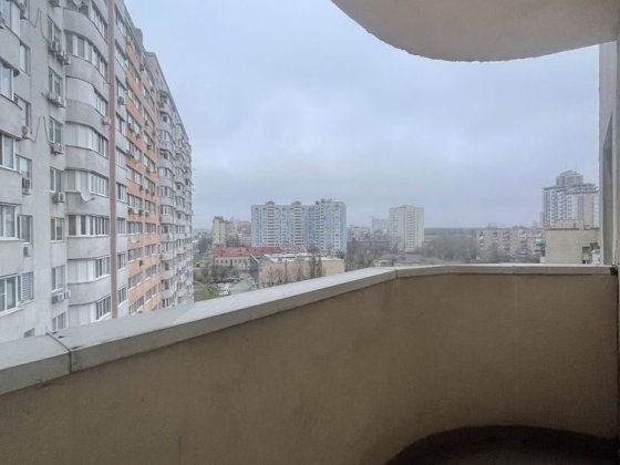 Однокімнатна велика квартира з балконом Киев