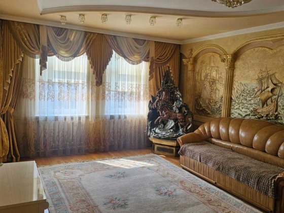 Простора 3-кімнатна квартира, район парку ім.Шевченка,  з комфортом приватного будинку: двір, гараж, Чернівці