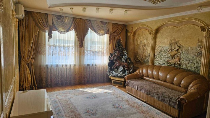 Простора 3-кімнатна квартира, район парку ім.Шевченка,  з комфортом приватного будинку: двір, гараж, - фото 1