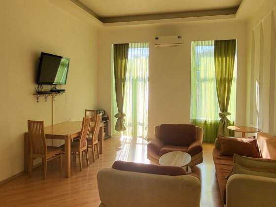 Spacious 3-room quiet apartment for rent in a historic building near Teatralna metro station Київ