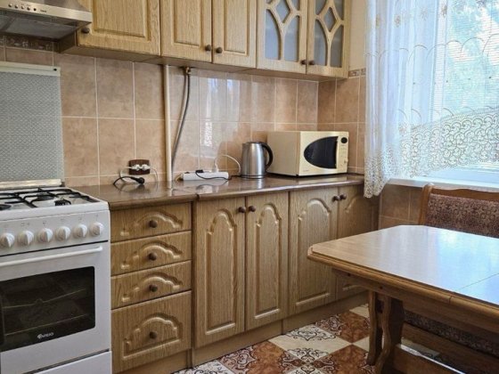 Здам ЧИСТУ 2х кімнатну, РУСЬКА (р-н ГРАВІТОН), ОКРЕМІ КІМНАТИ, необхідні МЕБЛІ та ТЕХНІКА, засклений Черновцы