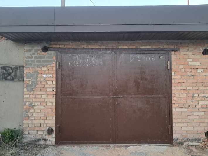 Продам  гараж.Район Романа Шухевича. Яма,бетонні перекриття,освітлення.Розмір довжина 6метрів,ширина - фото 1