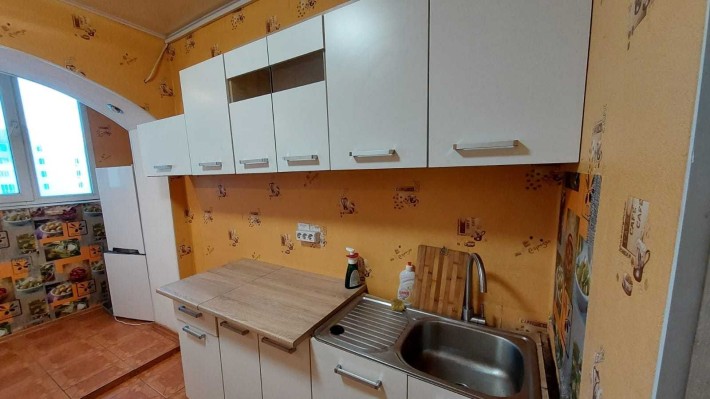 Сдам 1 комн. кв. с РЕМОНТОМ и МЕБЕЛЬЮ! 7000 грн.. КОММУНАЛЬНЫЙ РЫНОК. - фото 1