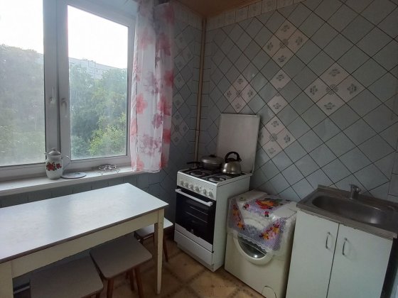 Сдам 3х комнатную квартиру возле метро.