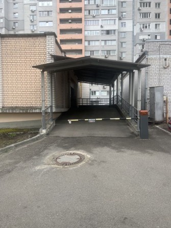 Продам парковочное место в паркинге, ул. Кедрина - фото 1