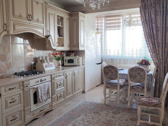 Світла та доглянута квартира з класичним інтер'єром, окремою спальнею та просторою кухнею. Львів