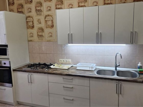 Сахарова/Заболотного, просторная квартира на 1 эт,  с балконом, в кирпичном газовом доме