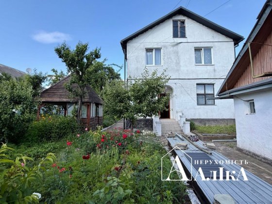 Продам 2-поверховий будинок в хорошій локаціі Кам'янець-Подільський