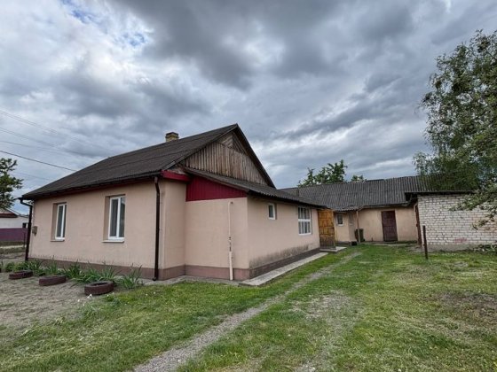 Продається будинок у затишному районі. Сарни