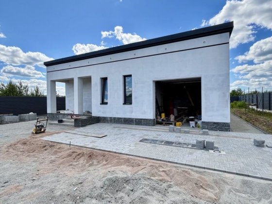 Сучасний одноповерховий будинок у с. Зарічани (початок села) Зарічани