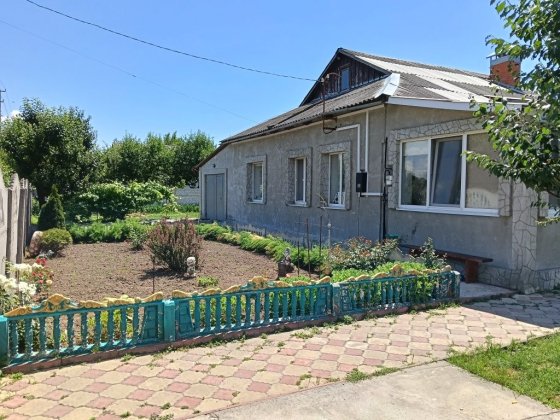 Продаж будинку з ремонтом на Одеському масиві. Адреса: Житомирська обл смт Брусилів вул Вербова. Брусилов
