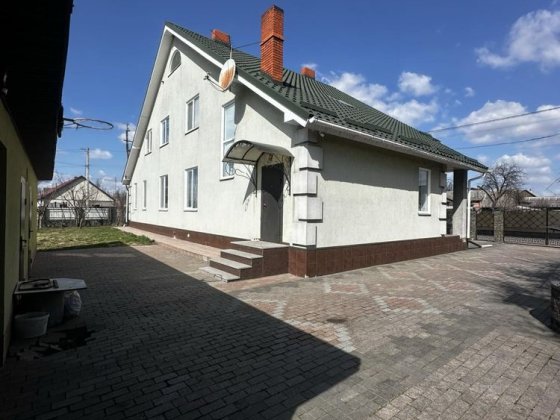 Продам чудовий будинок з приміщенням клініки в смт. Хорошів Хорошів