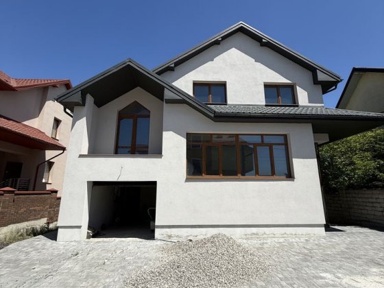 Просторий 3 поверховий будинок для великої сімʼї Угринів Угринов