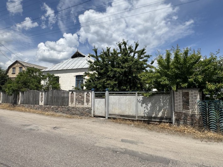 Продам будинок в селищі Рокитне - фото 1