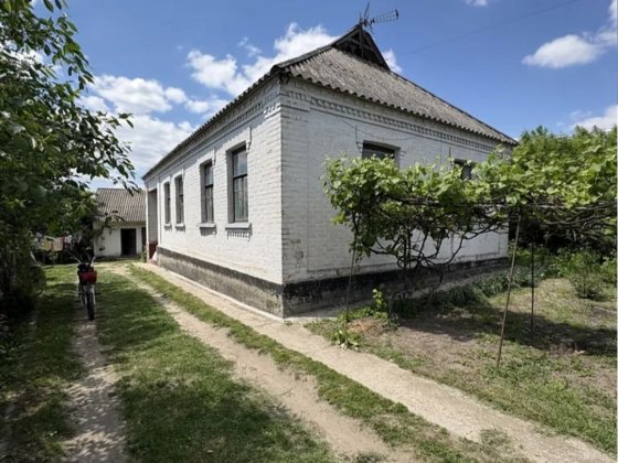 Продається цегляний будинок у центрі смт Рокитне Рокитне