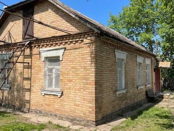 Продаж цегляного будинку 78м². 4 кімнати. 33 сотки. Центр.
