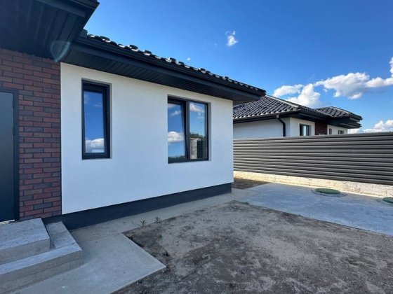 Шара. Будинок з газом біля лісу