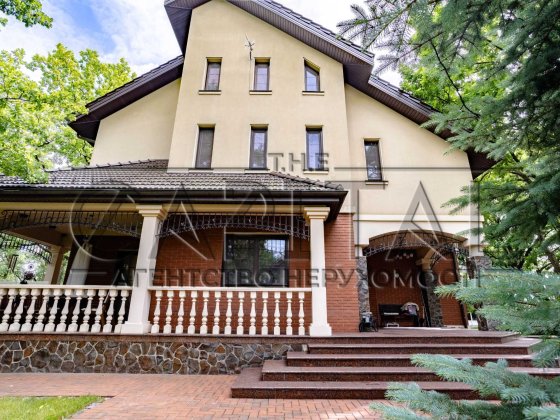 Будинок для родини з дітками Романків з великою ділянкою Романков