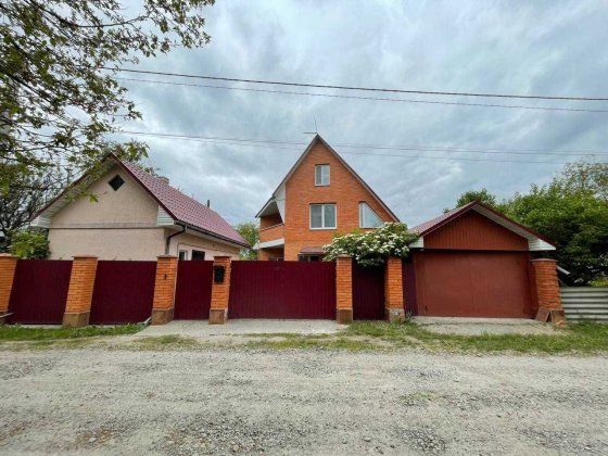 Особистий 3-х поверховий будинок Требухів